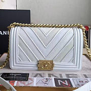 Chanel chevron quilted medium boy bag white | A67086  - 6