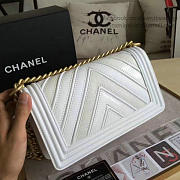 Chanel chevron quilted medium boy bag white | A67086  - 2
