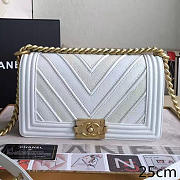Chanel chevron quilted medium boy bag white | A67086  - 1