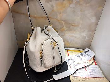 Prada bucket bag with metal logo and shoulder strap white| 1BE030
