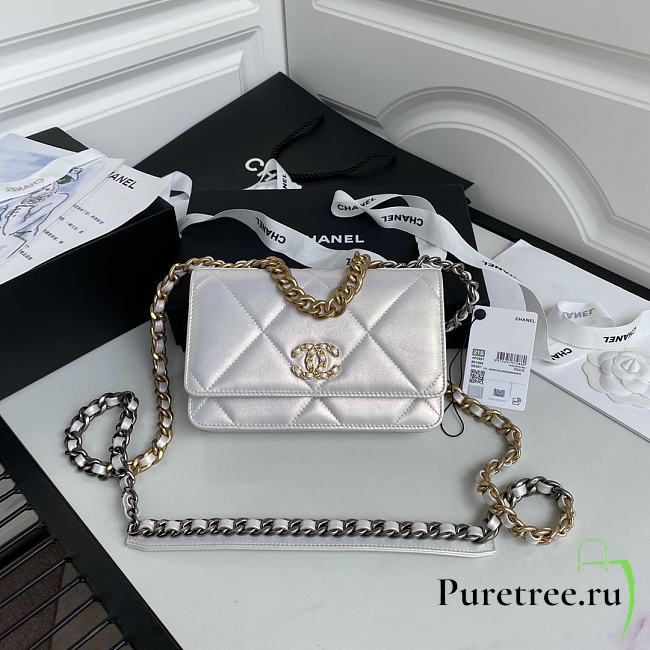 Chanel 19 Iridescent Calfskin Chain Wallet AP0957 White | AP0957 - 1