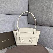BOTTEGA VENETA Ladies grainy calfskin Top-handle bag white | 580725 - 1