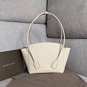 BOTTEGA VENETA Ladies grainy calfskin Top-handle bag white | 580725 - 4