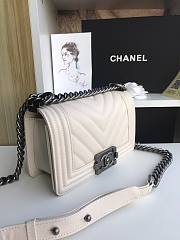 Chanel Iridescent Chevron Grained Leather Boy Flap White Bag / Black Hardware 20cm - 3