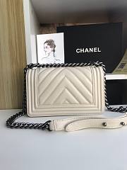 Chanel Iridescent Chevron Grained Leather Boy Flap White Bag / Black Hardware 20cm - 2