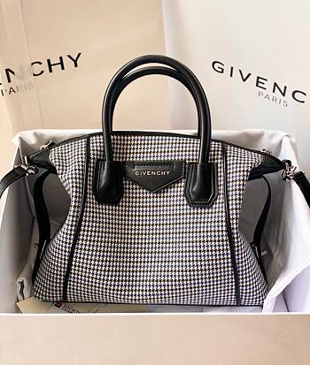 Givency Medium Antigona Soft Bag In Black Leather | BB50F2B11E
