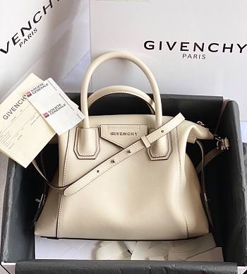 Givency Small Antigona Soft Bag In Creme Leather | BB50F2B11E