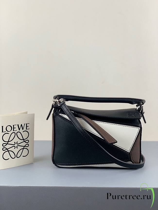 Loewe Mini Puzzle bag in classic calfskin black/ white - puretree.ru