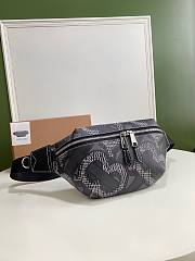 Buberry crossbody belt bumbag in black monogram-print - 2