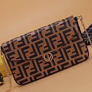 Fendi multiple wallet chain brown | 8842 - 2