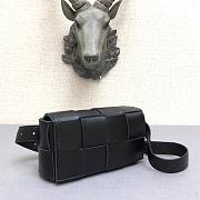 Bottega Veneta Belt Cassette bag in black - 2