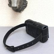 Bottega Veneta Belt Cassette bag in black - 5