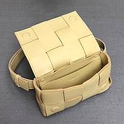 Bottega Veneta Belt Cassette bag in beige - 5