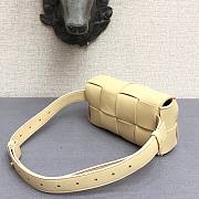 Bottega Veneta Belt Cassette bag in beige - 3