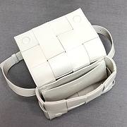 Bottega Veneta Belt Cassette bag in white - 2
