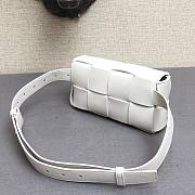Bottega Veneta Belt Cassette bag in white - 3