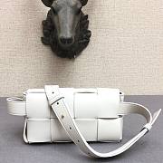 Bottega Veneta Belt Cassette bag in white - 4