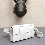 Bottega Veneta Belt Cassette bag in white - 5