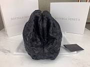 Bottega Veneta handwoven leather pouch in black - 2