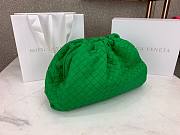 Bottega Veneta handwoven leather pouch in green - 2