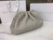 Bottega Veneta handwoven leather pouch in gray - 2