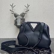 Bottega Veneta | Medium Point Black Calfskin Handle Bag - 35 x 26 x 12cm - 6