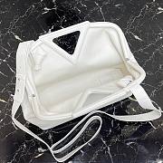 Bottega Veneta top handle bag in white - 2
