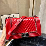 Chanel Medium Crinkled Calfskin Chevron Boy Flap Bag Red - 5