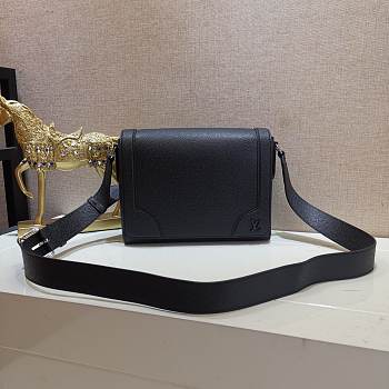 Louis Vuitton | New Flap Messenger Black - M30808 - 28.3 x 18.3 x 4.3 cm