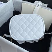 Chanel | Logo Charm CC White Lambskin Bucket Bag - 16 x 17 x 13 cm - 6