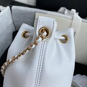 Chanel | Logo Charm CC White Lambskin Bucket Bag - 16 x 17 x 13 cm - 5