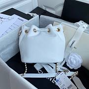 Chanel | Logo Charm CC White Lambskin Bucket Bag - 16 x 17 x 13 cm - 2