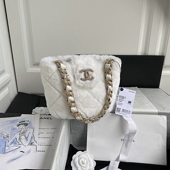 Chanel | Shearling Bucket White Bag - AS2257 - 16 x 18 x 12cm