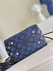 Louis Vuitton | Bella bag in Mahina calfskin - M59552 - 19 x 22 x 14 cm - 6