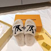 Louis Vuitton | White Fur Slipper - 6