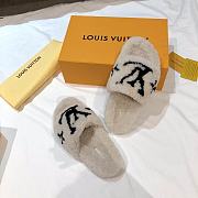 Louis Vuitton | White Fur Slipper - 4