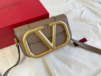 VALENTINO | Garavani SUPERVEE shoulder beige bag - 18x7.5x12.5cm