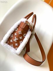 Louis Vuitton | On My Side MM handbag - M58918 - 30.5 x 24.5 x 14 cm - 4
