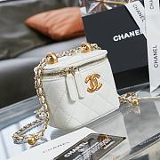 CHANEL | Small White Vanity With Chain  - AP2292 - 8.5×11×7cm - 3