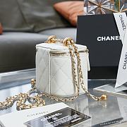 CHANEL | Small White Vanity With Chain  - AP2292 - 8.5×11×7cm - 2