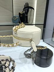 CHANEL | 19 Clutch On Chain in White - AP0945 -  12 × 12 × 4.5 cm - 2