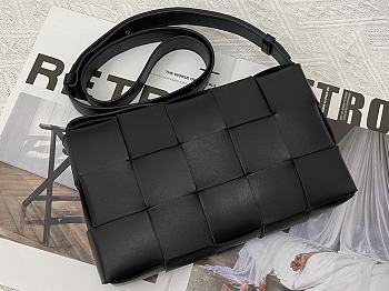 Bottega Veneta | Cassette Intrecciato Black Leather Crossbody Bag 23cm