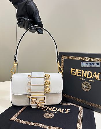 FENDI | Brooch Mini Baguette White Leather Bag - 20 x 5 x 13cm