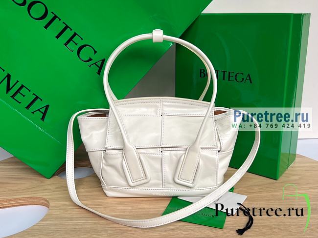 Bottega Veneta | Mini Arco Intreccio Slouchy Leather In White - 29 x 19 x 9cm - 1