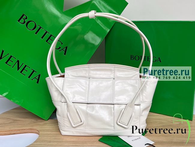 Bottega Veneta | Small Arco Intreccio Slouchy Leather In White - 33 x 21 x 6cm - 1