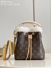 Louis Vuitton | Neonoe BB Monogram Canvas & Shearling M46319 Size 20 cm - 1