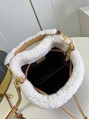 Louis Vuitton | Neonoe BB Monogram Canvas & Shearling M46319 Size 20 cm - 4