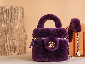 Chanel Vanity Case Purple Shearling size 27 x 17 x 17 cm