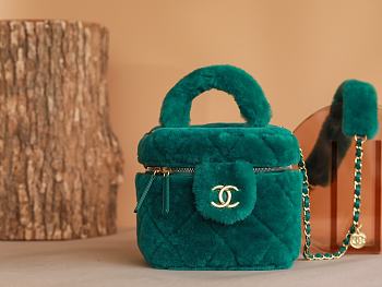 Chanel Vanity Case Green Shearling size 27 x 17 x 17 cm