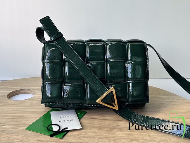 Bottega Veneta Padded Cassette Dark Green Patent Lambskin size 26x18x8 cm - 1